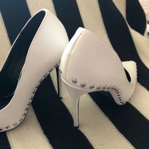 🥰 Super cute white studded pumps!!